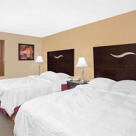 Super 8 By Wyndham Sheboygan Wi Motel Екстериор снимка
