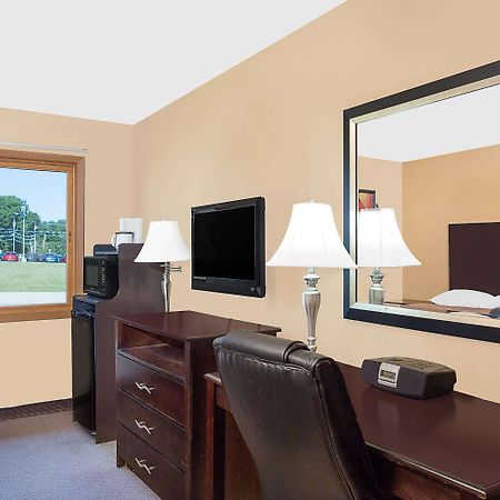 Super 8 By Wyndham Sheboygan Wi Motel Екстериор снимка
