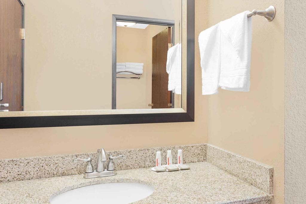 Super 8 By Wyndham Sheboygan Wi Motel Екстериор снимка