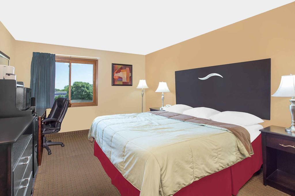 Super 8 By Wyndham Sheboygan Wi Motel Екстериор снимка